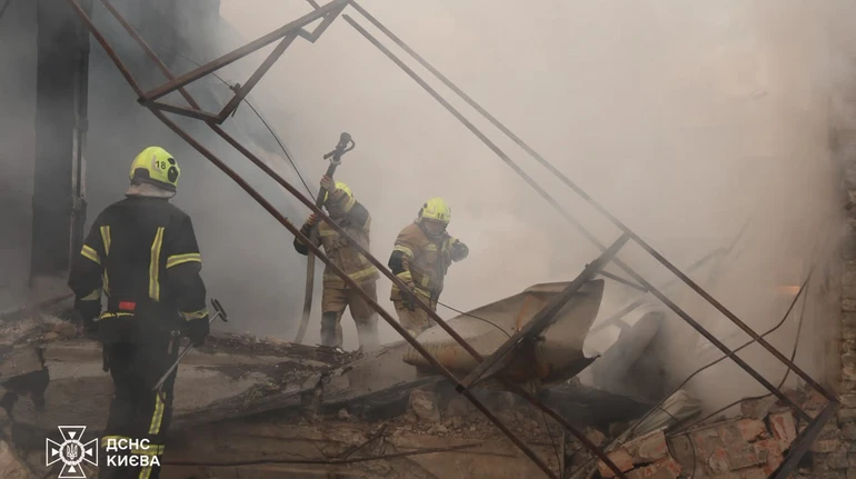 У Києві пролунали вибухи до оголошення тривоги: ворог атакував балістикою, 10 постраждалих