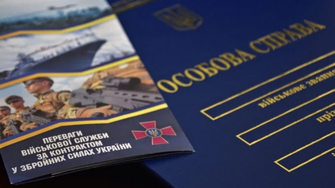 17-летним украинцам надо вернуться из-за границы и стать на учет в ТЦК – Минобороны