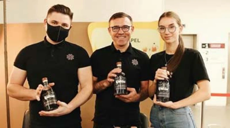 Дорогий український напій завойовує ринок. Як ветеран ЗСУ виготовляє елітний алкоголь з бруньок смородини