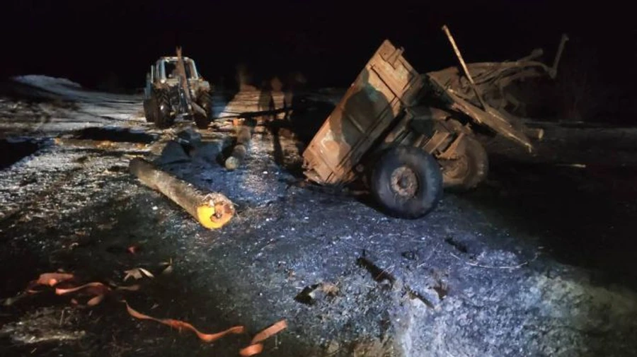 Хотіли рубати ліс: на Рівненщині трактор із причепом підірвався на міні