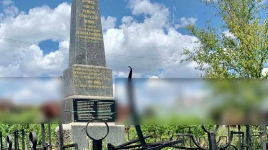 Прилетіло від нащадків: У Миколаєві росіяни поцілили у братську могилу солдатів радянської армії