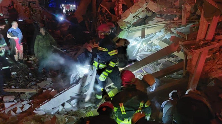 Оккупанты бомбят Житомир: попали в дом возле больницы