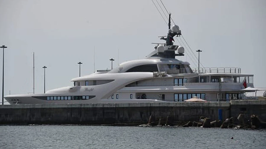 Роскошную яхту Путина за 87 млн евро эвакуировали из порта Гамбурга – СМИ