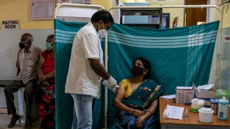 Болеют, но умирают меньше: в Индии оценили эффективность вакцин против Дельты