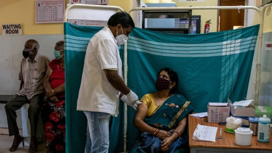 Болеют, но умирают меньше: в Индии оценили эффективность вакцин против Дельты