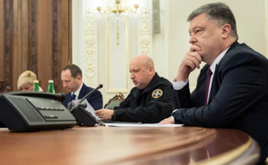 Порошенко ввів у дію рішення РНБО про терміновий захист на морях і сході