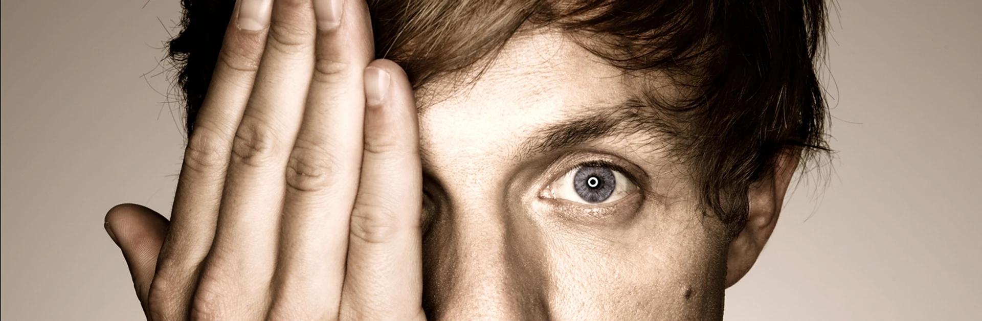 Поза політикою