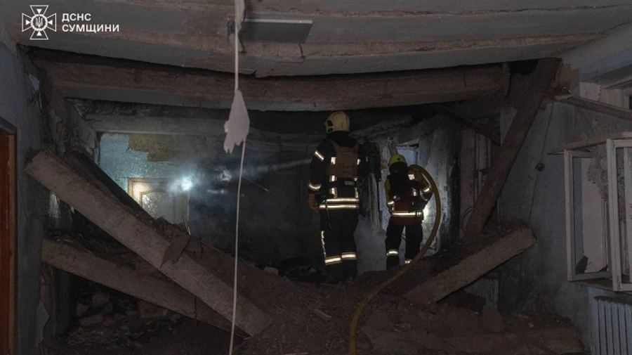 Рятувальники показали наслідки російського удару по навчальному закладу в Сумах
