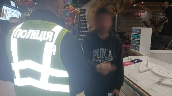 У київському ТРЦ підірвали страйкбольну гранату