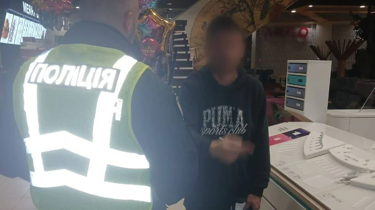 У київському ТРЦ підірвали страйкбольну гранату