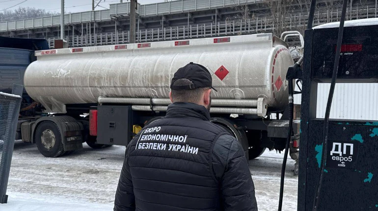 В Києві ліквідували АЗС, яка продавала контрафактне пальне