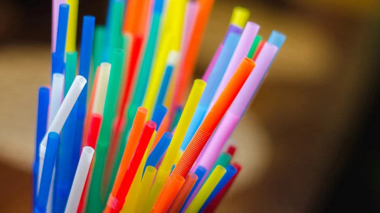 У Сингапурі судитимуть підлітка з Франції, який облизав соломинку з автомата для напоїв у ТРЦ