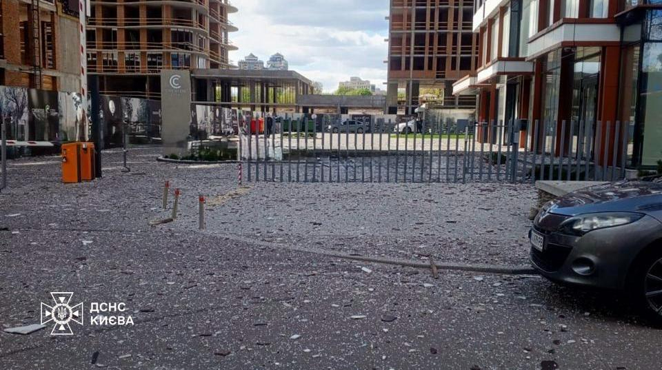 Київ атакували ворожі БпЛА: уламки дронів впали на цвинтар і недобудову, є постраждалий