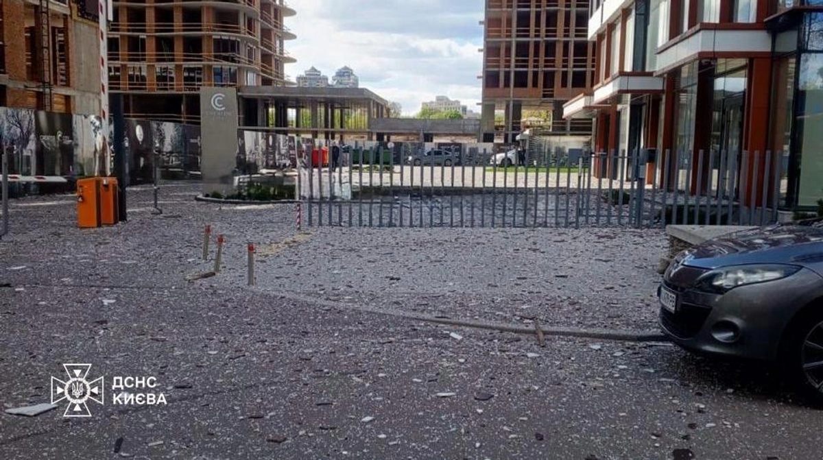 Київ атакували ворожі БпЛА: уламки дронів впали на цвинтар і недобудову, є постраждалий