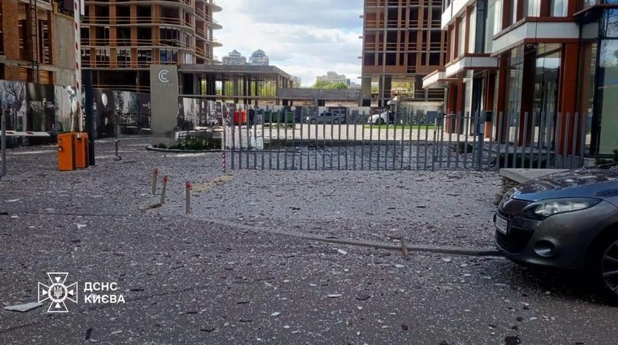 Київ атакували ворожі БпЛА: уламки дронів впали на цвинтар і недобудову, є постраждалий