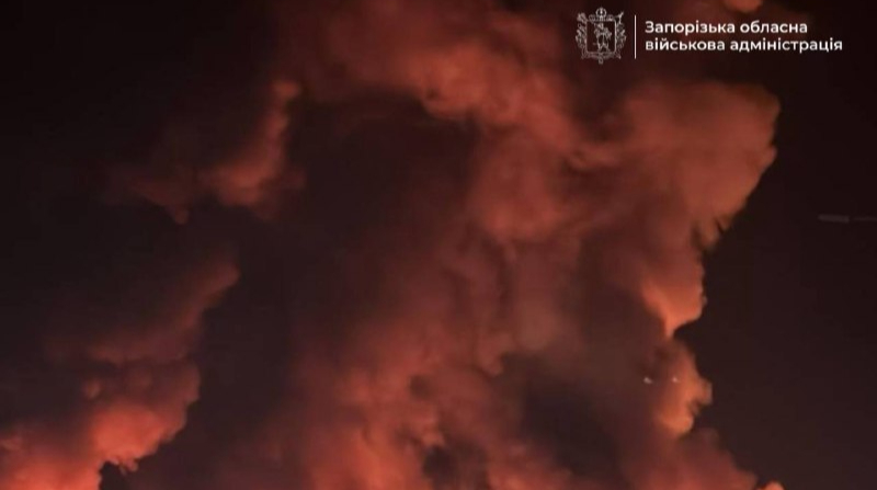 Росіяни вдарили по Запоріжжю: у торгову центрі виникла пожежа, понад тисячу споживачів – без світла