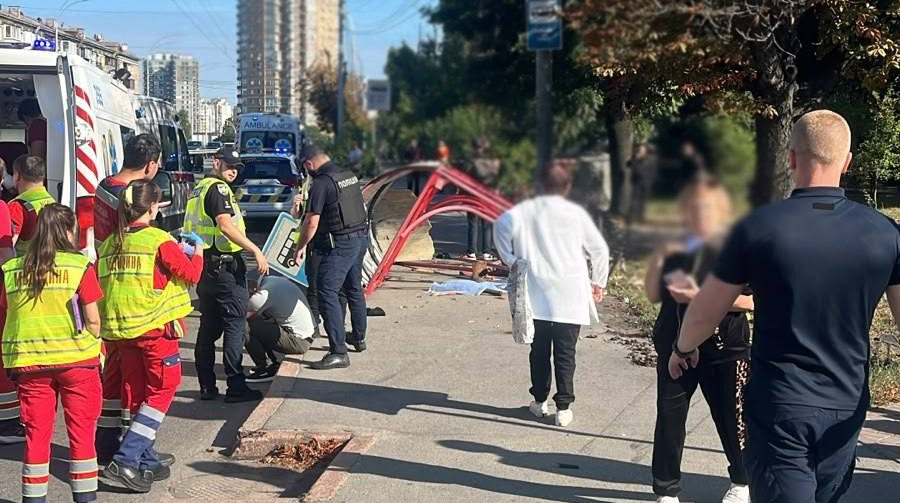У Києві Volkswagen врізався в маршрутку і вилетів на зупинку: є загиблі й поранені