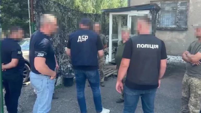 На Закарпатті викрили військкома з документами РФ, якому підлеглі зводили будинок
