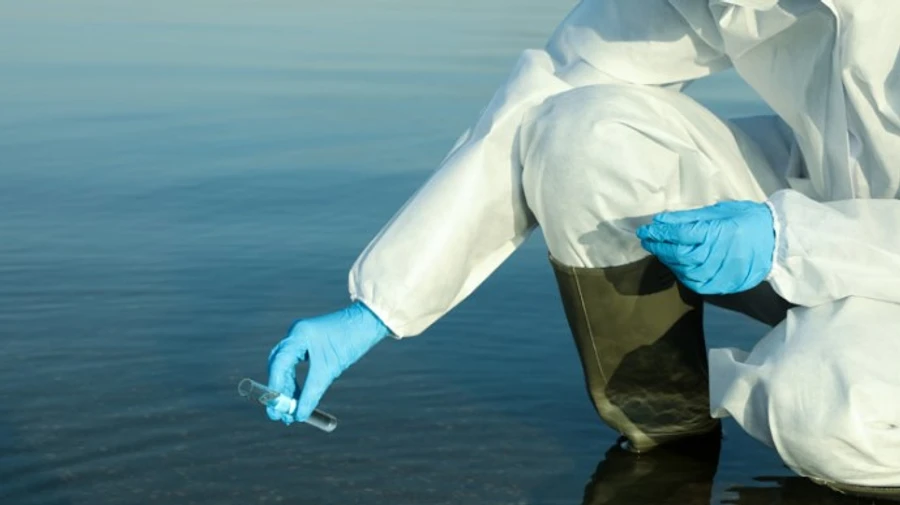 Machine oil is still leaking into Black Sea from Kakhovka HPP