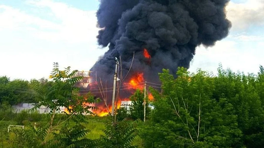 В Запорожской области горит химзавод