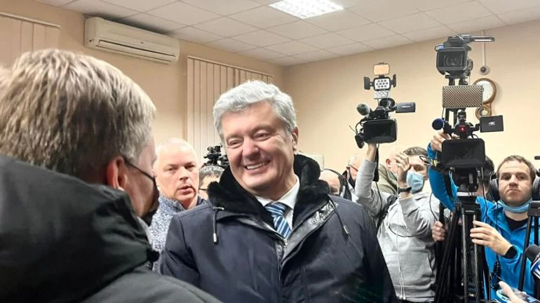 ДБР викликало Порошенка на новий допит і визнало, що паспорти він здав