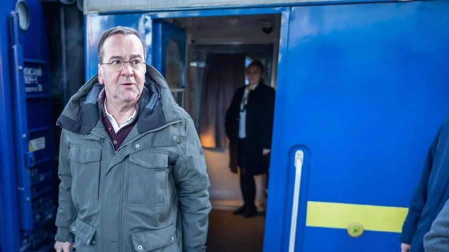 Министр обороны Германии неанонсированно приехал в Киев