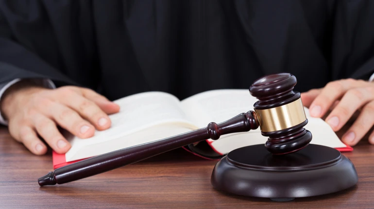 На Львівщині суд покарав батьків учнів, які перекинули відро зі сміттям на асистента вчителя