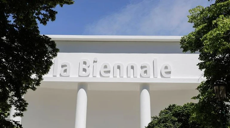 Журі Венеційської бієнале подало у відставку на тлі суперечок через російський павільйон