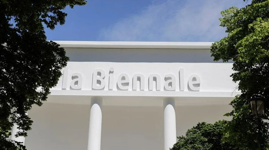 Жюри Венецианской биеннале подало в отставку на фоне споров из-за российского павильона