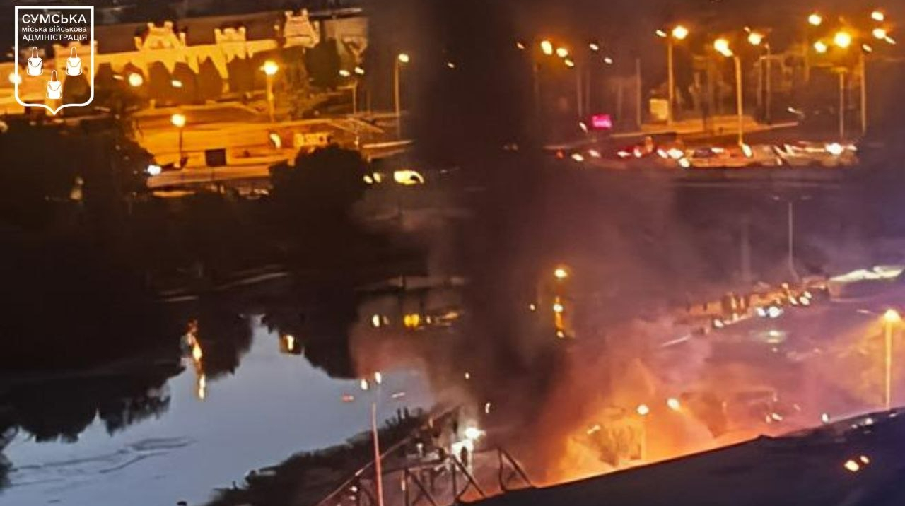 Російські війська вдарили по парковці в центрі Сум: загинули 2 людей, є поранені