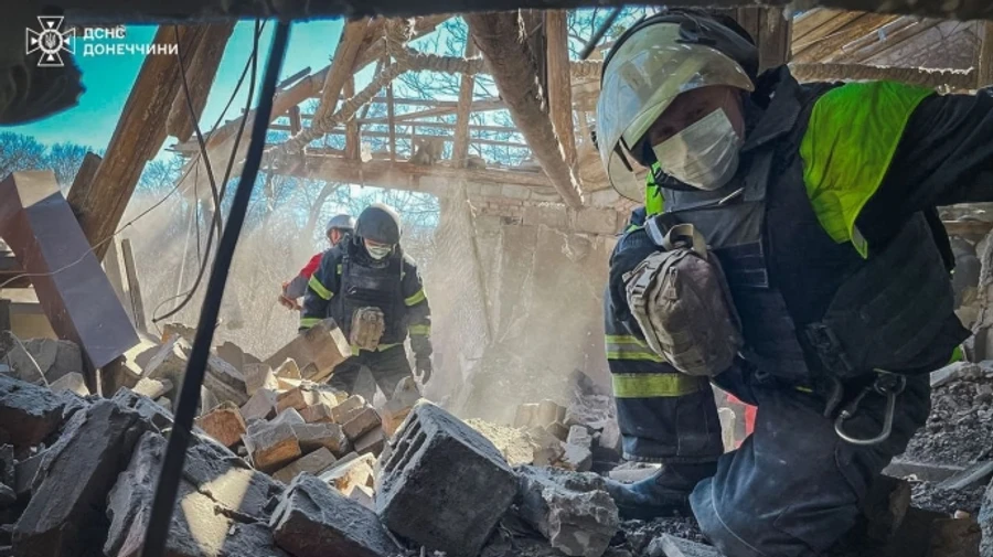 На Донеччині росіяни вдарили по житловому сектору: загинула жінка