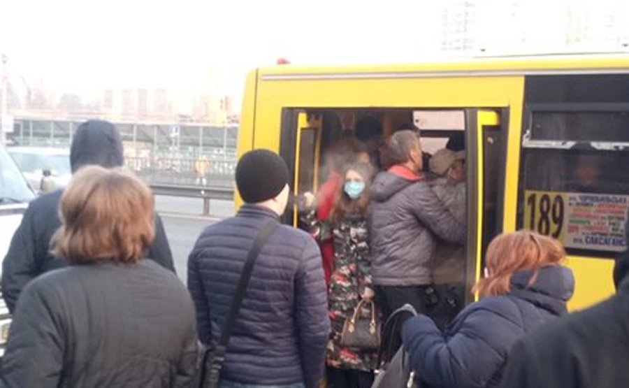 Попри забиті людьми маршрутки, метро залишиться закритим