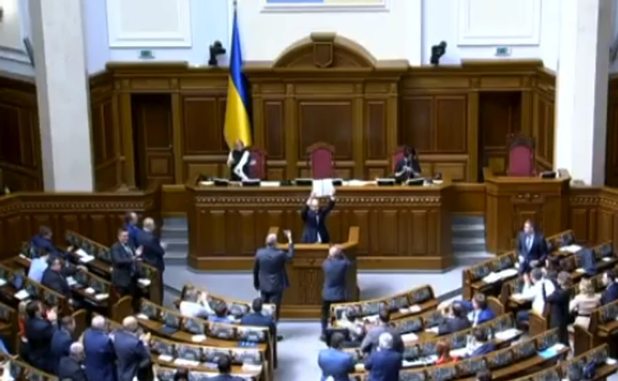 Рада разблокировала закон о языке, его подписал Парубий