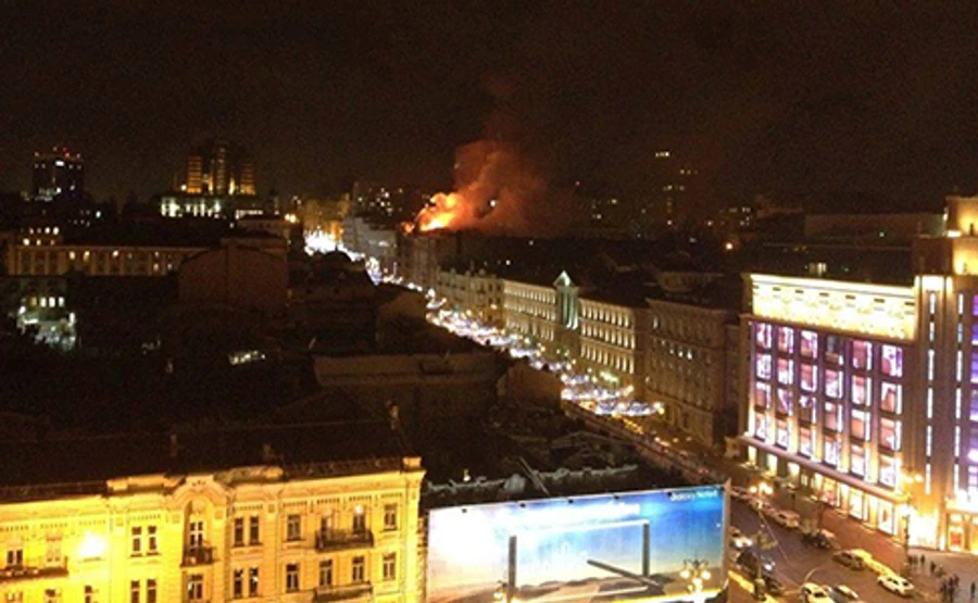 В центре Киева горит старинный дом