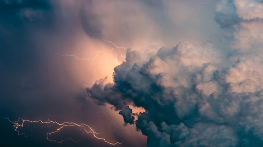 Короткочасні дощі та грози: синоптики розповіли про погоду на вихідних