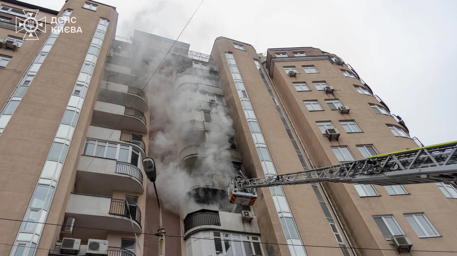 В центрі Києва горіла багатоповерхівка: попередня причина – вибух зарядної станції