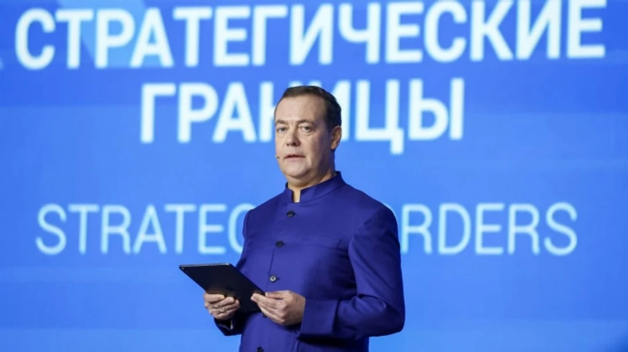 Медведєв відреагував на дозволи бити західною зброєю по РФ: знову погрожує ядерними ударами 