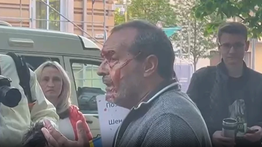 Writer Shenderovich doused with ketchup in Lithuania by political migrant from Russia