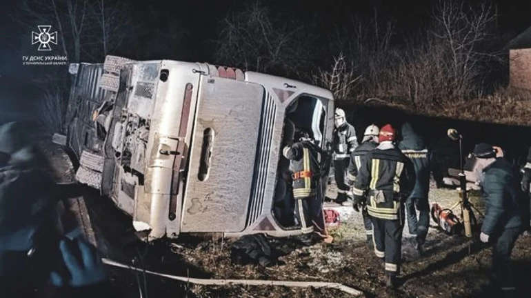 На Тернопольщине перевернулся автобус из Буковеля, есть погибшие и раненые
