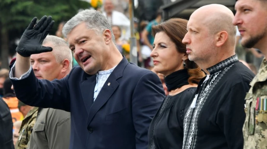 Уехавшего за границу Порошенко снова вызывают в ГБР