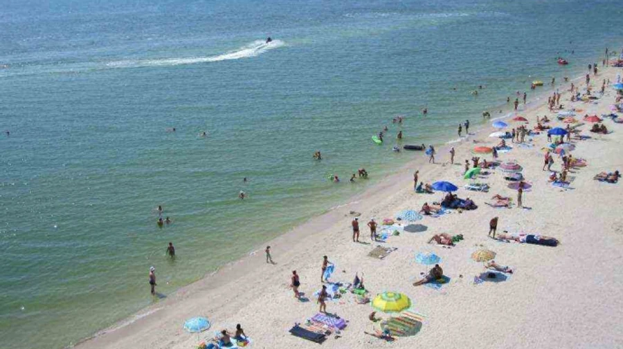 На пляже Кирилловки убило током оператора горки, аттракционы закрывают