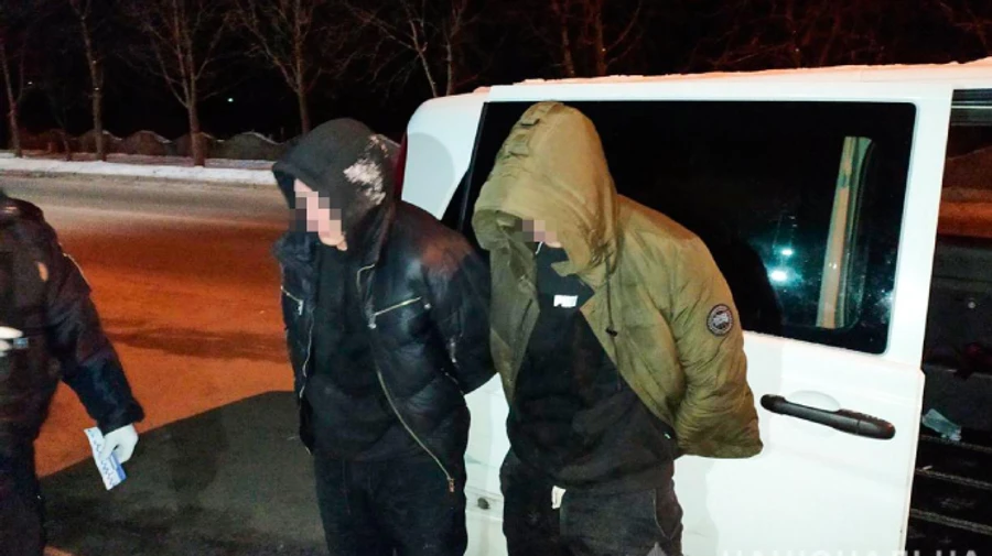 Озброєні чоловіки влаштували карантинну сходку на Миколаївщині 