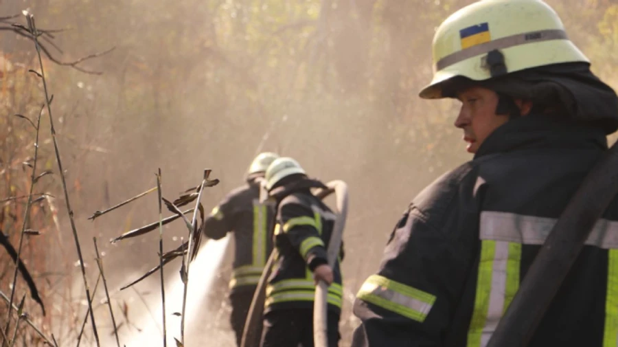 У Києві третій день поспіль гасять пожежу на сміттєзвалищі