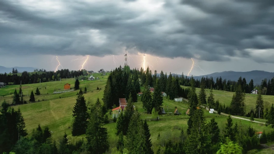 Непогода вновь грозит западу Украины: грозы, шквалы, град