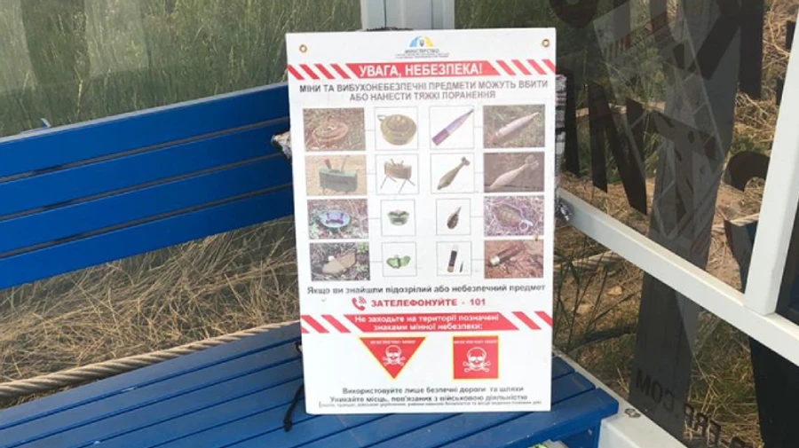 Оккупанты блокируют доступ в ОРДЛО, мужчина замаскировал посылку плакатом Осторожно мины