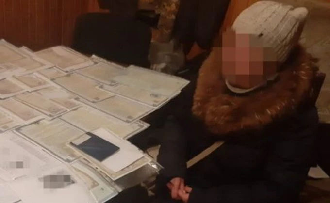 Возили людей за соцвыплатами и сдавали их боевикам: СБУ задержала перевозчиков