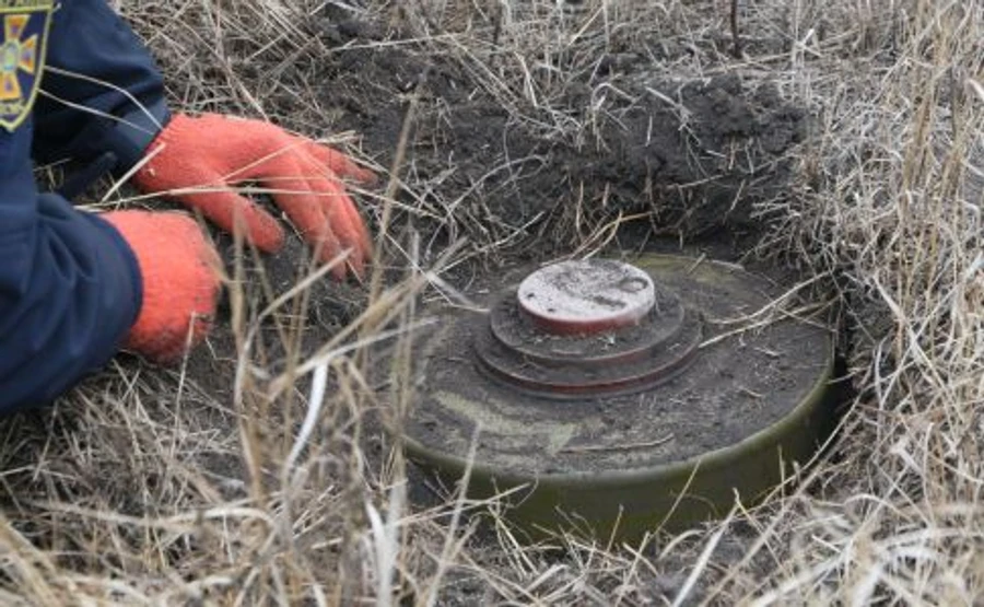 ГСЧС показала, как разминируют Петровское и Богдановку