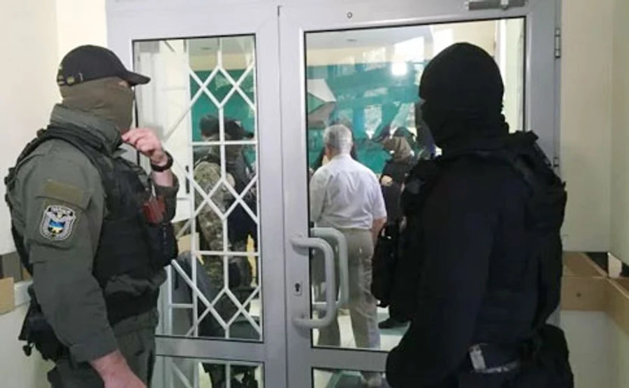 ГБР пришло с обысками в банк Порошенко