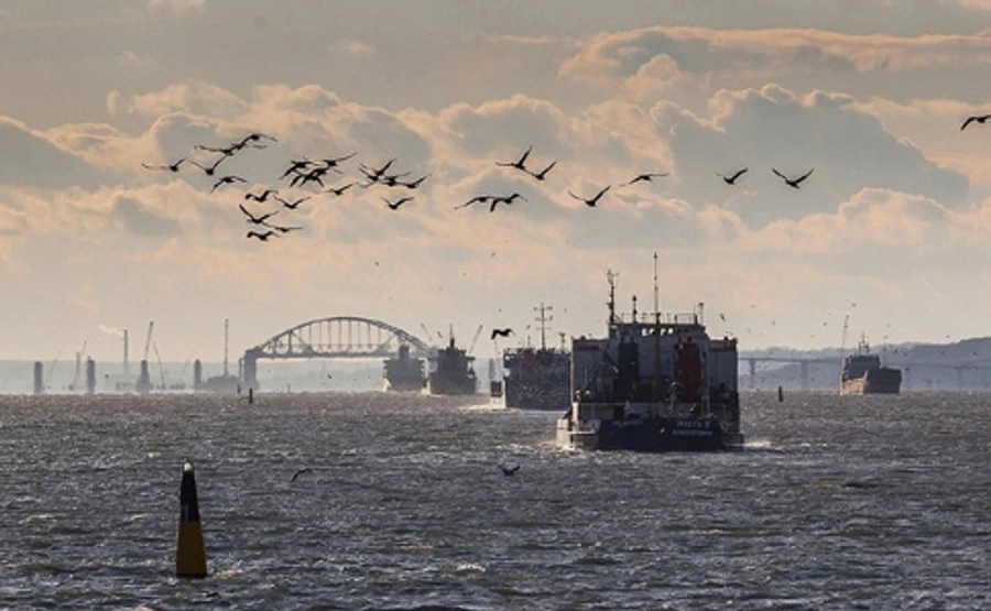 Через росіян у Керченській протоці стоять на якорях понад 140 суден