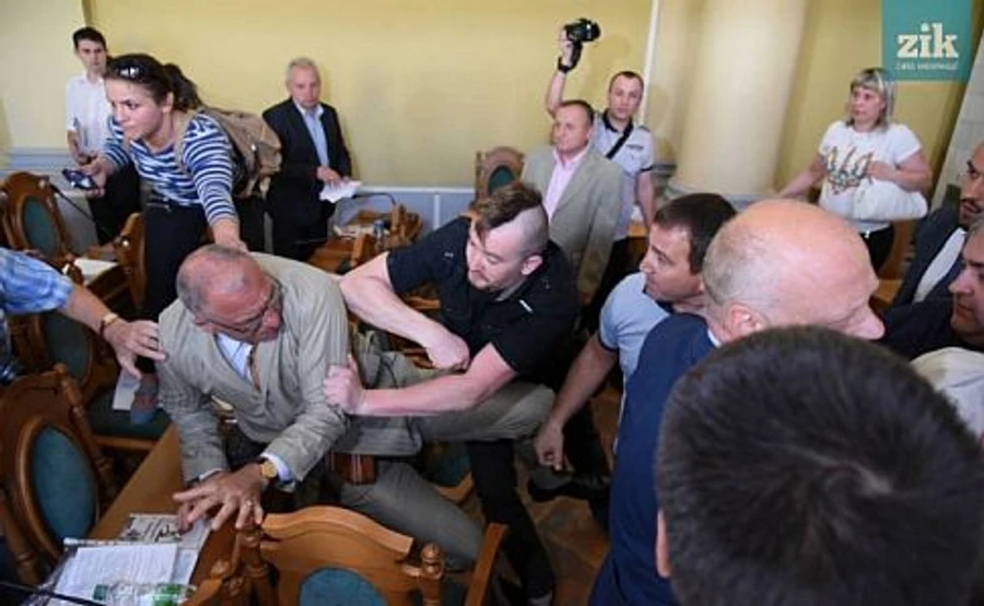 В горсовете Львова беспорядки, в ход пошел слезоточивый газ